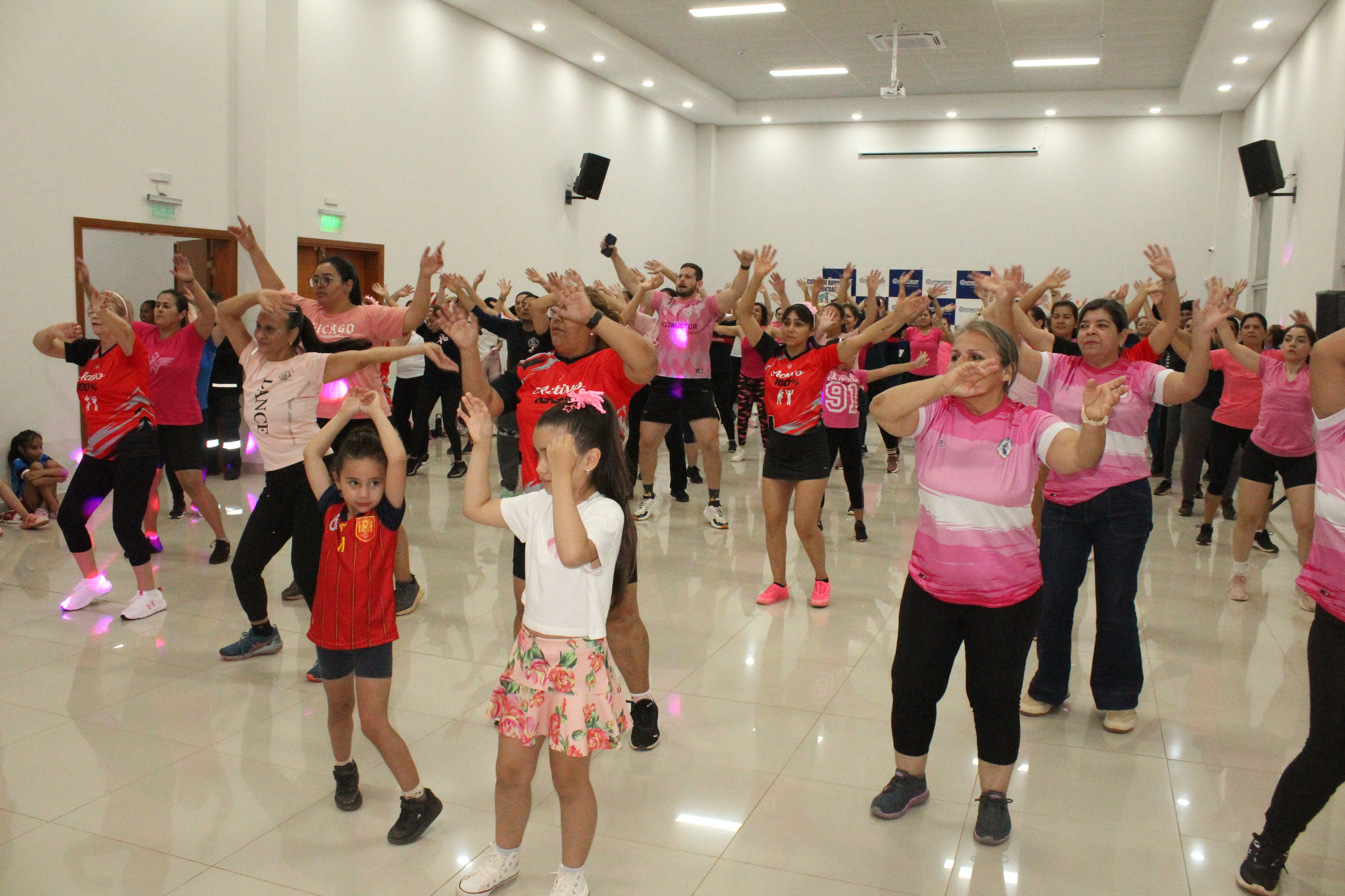 Zumba por Octubre Rosa en Coomecipar Concepción